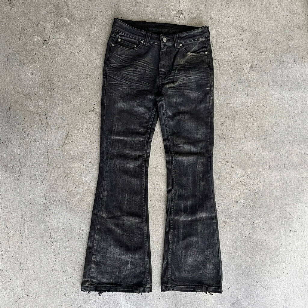 ITAMI WAX DENIM SLIM FLARE — front flat-lay on concrete
